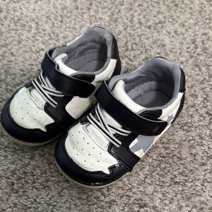 Stride Rite Black and White Kids Sneakers- size 5